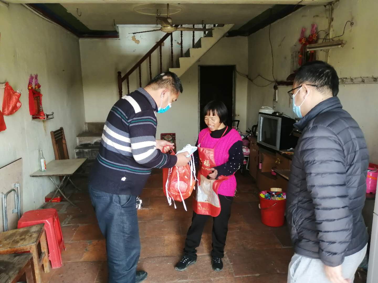 關寧賜同志把向鎮申請的口罩和生活物資送到低保戶家中.jpg