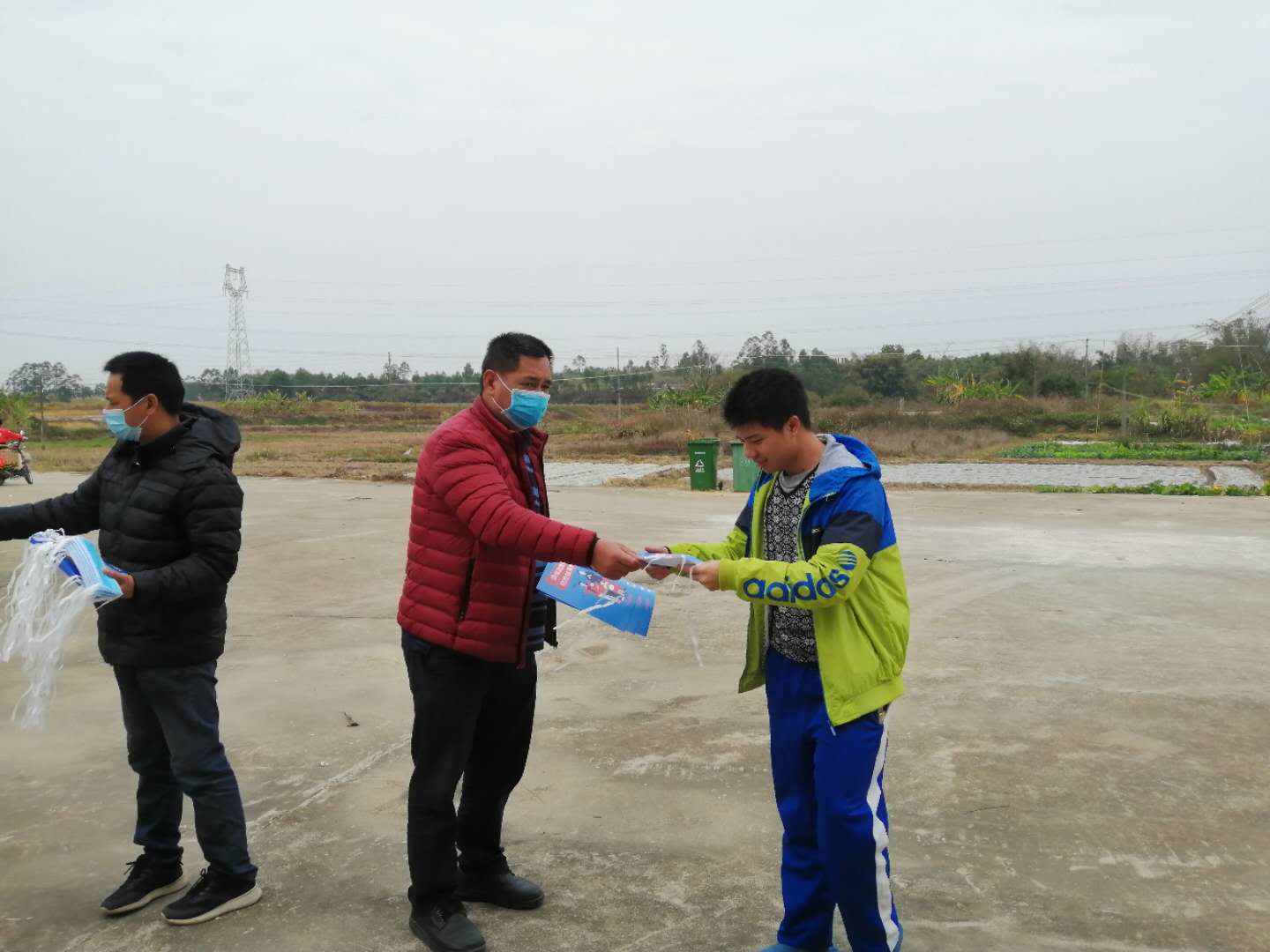 關寧賜同志帶領村干部發放口罩給村民群眾.jpg