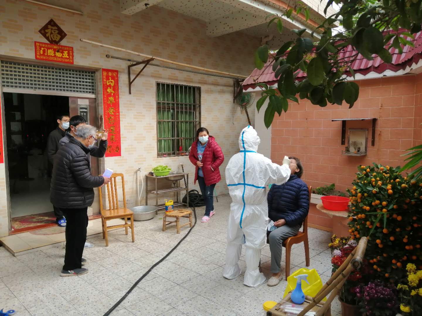 關寧賜同志親自和衛生院防疫工作人員到對象家為其測量體溫.jpg