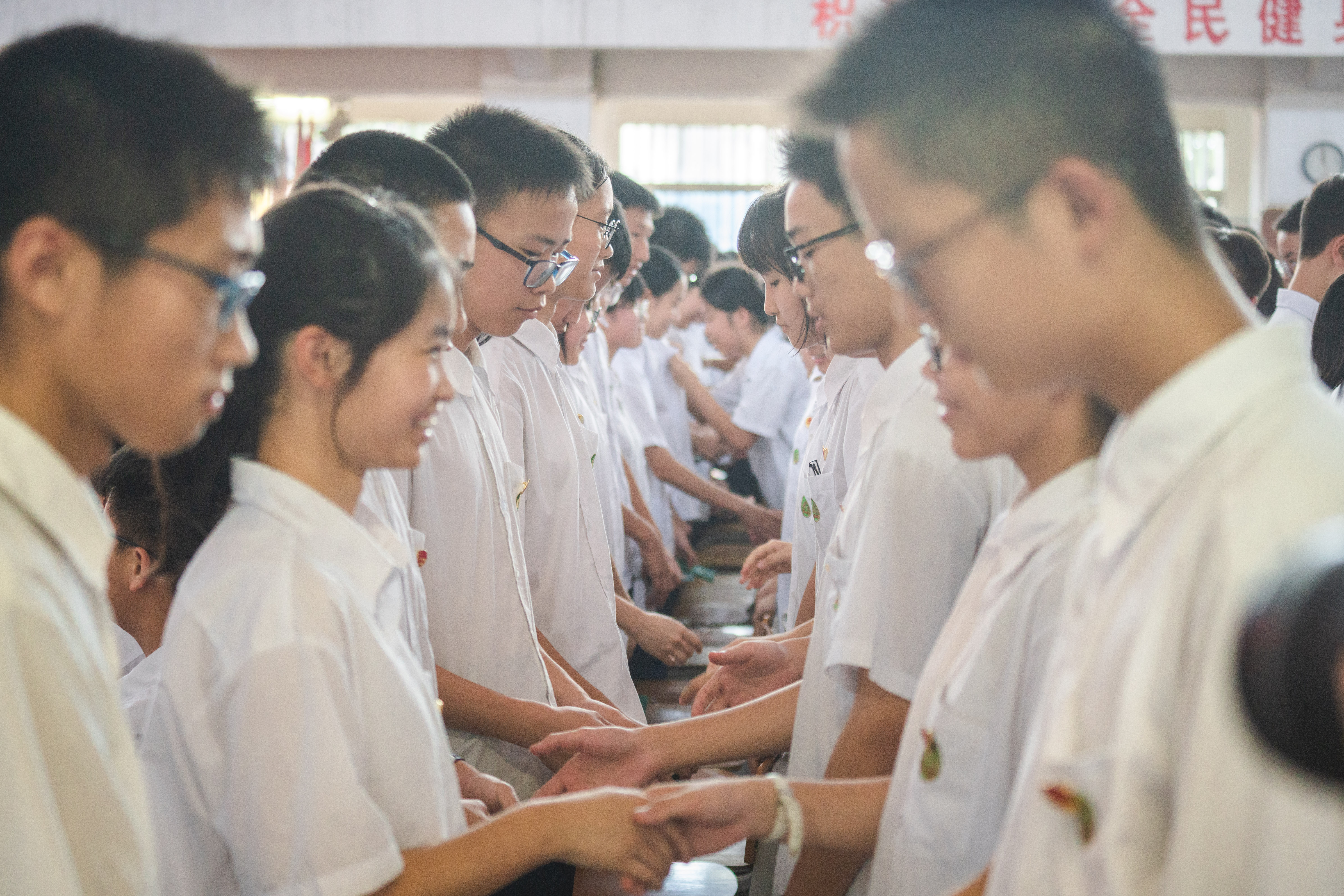 13+. 老團員給新團員頒發團員證、佩戴團徽.jpg