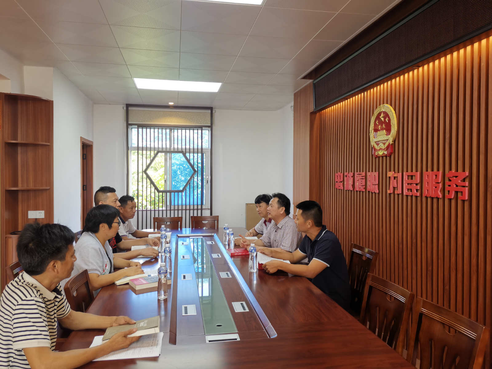 2百合鎮人大代表借助圖書室資源，“大學習、深交流”，提升履職能力及綜合素質_meitu_5.jpg