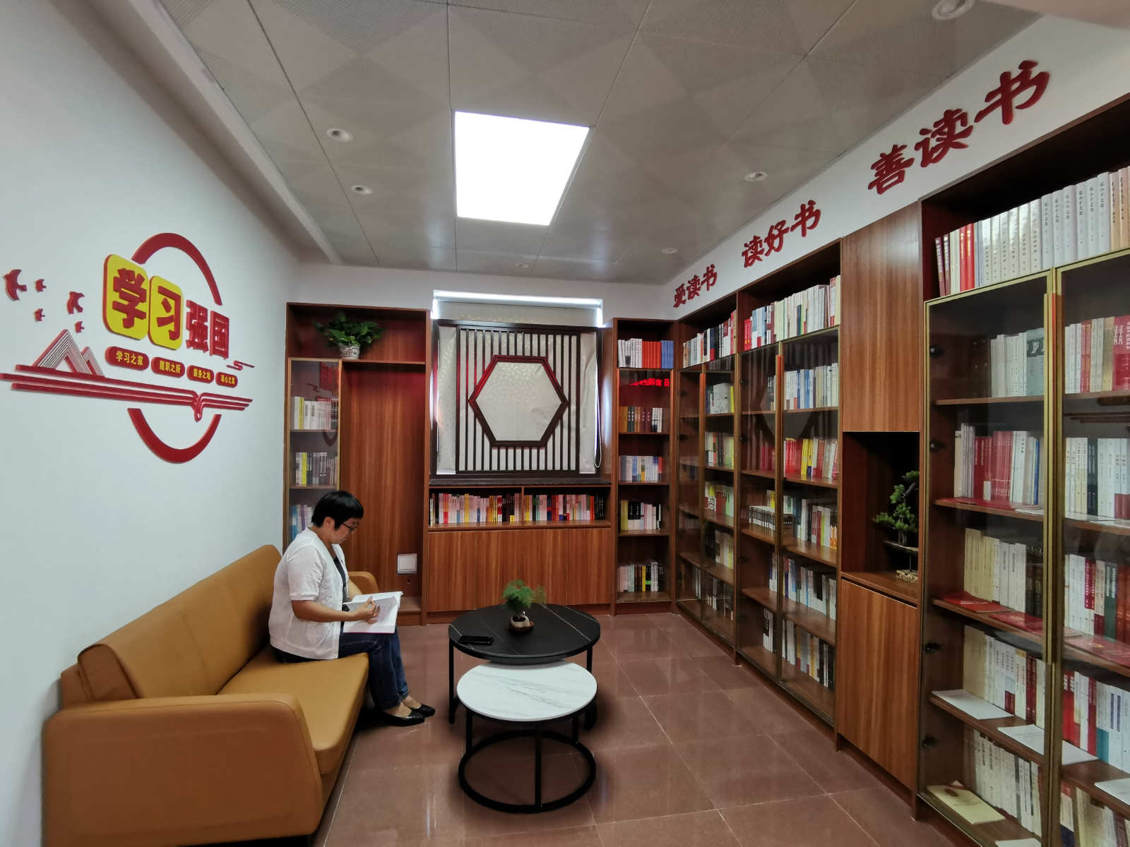 3百合鎮人大代表中心聯絡站圖書室成為代表學習知識的加油站_meitu_6.jpg