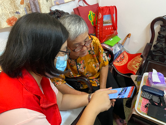 2021年7月，中山市東區街道辦民政干部對散居特困老人開展入戶核查，并教授老人使用手機瀏覽學習強國平臺和使用社區云服務平臺.jpg