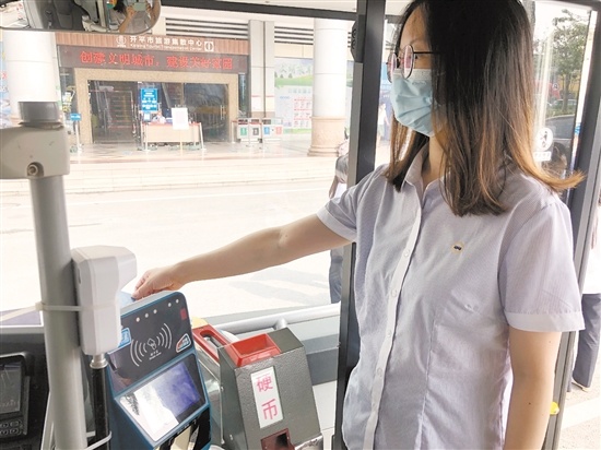 市民在開平可刷社保卡乘坐公交車了。