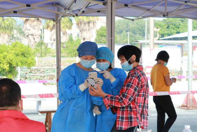 在黨旗引領下，黨員先鋒隊、網格員、青年志愿者、新業態新就業群體等積極投身抗疫一線，協助群眾做好核酸檢測工作