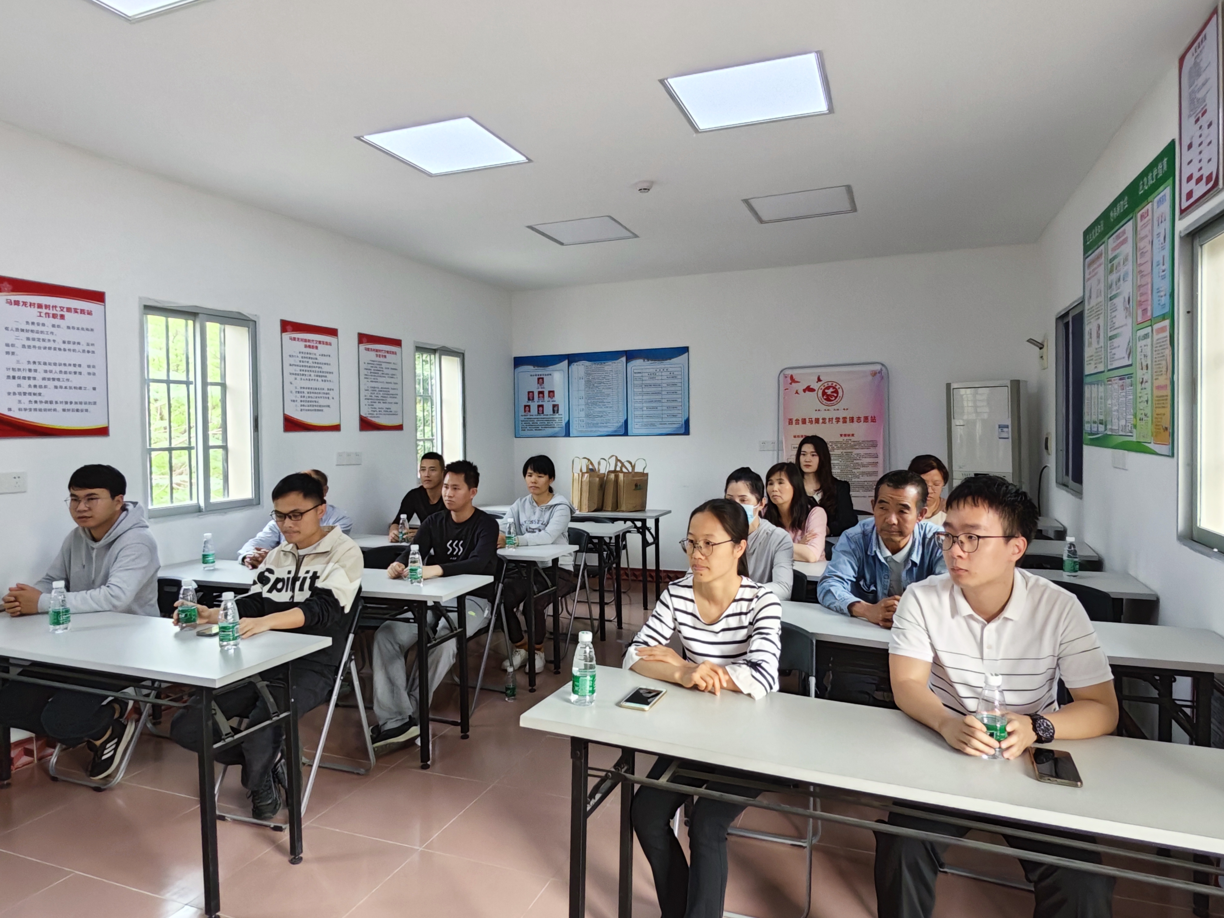 （圖片資料）Ⅱ-2-2)-②2022年11月22日開平市農業農村局在百合鎮馬降龍村開展學習農業技術宣傳 共展振興夢想“聽黨話、感黨恩、跟黨走”主體教育活動（3）.jpg