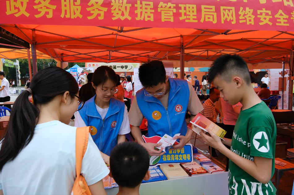 5月3日加強網絡普法  共筑網絡安全——市政數(shù)局開展網絡普法主題宣傳活動_2