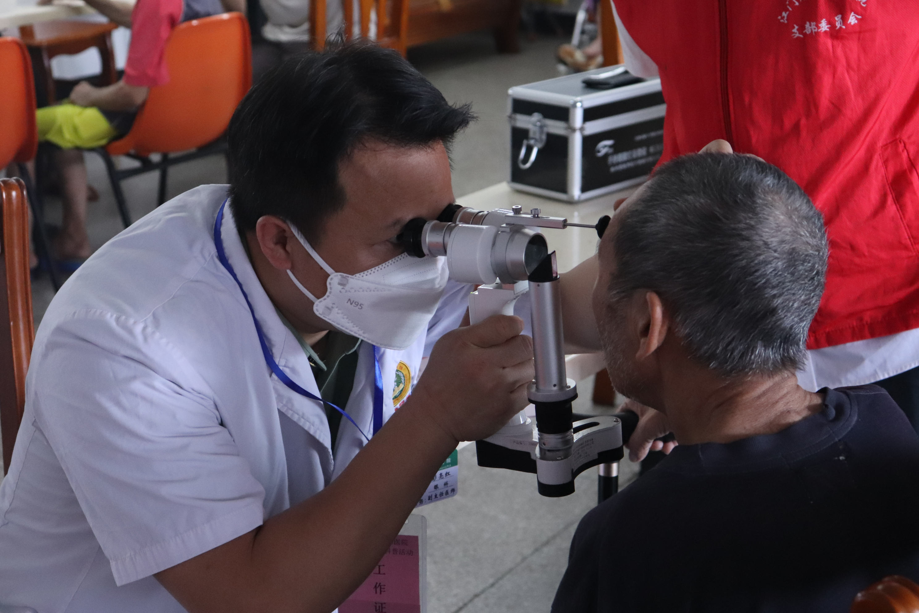 6月3日 醫生為入住老人進行健康檢查1.jpg