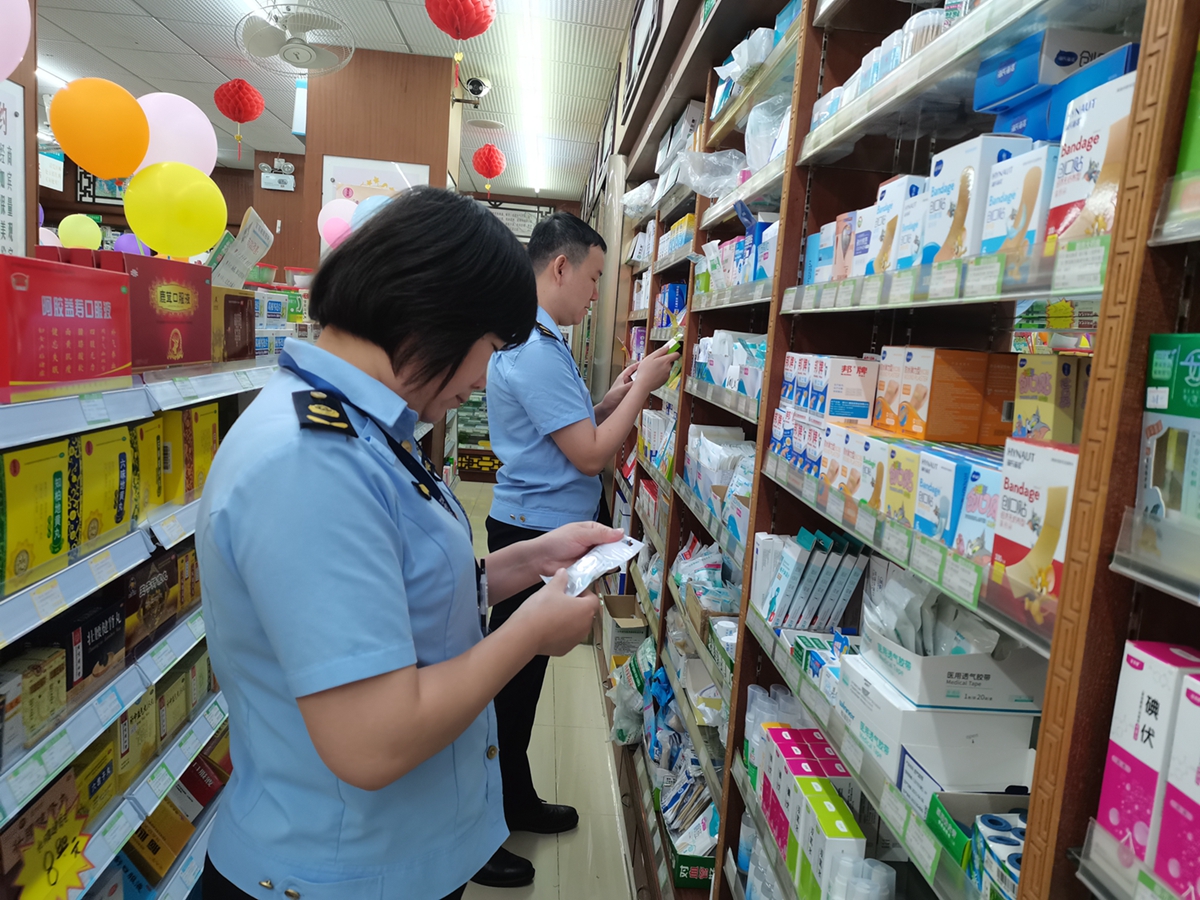 2023年9月15日開平市市場監督管理局執法人員到開平市都市藥業有限公司開展“雙隨機”檢查（田明明攝）.jpg