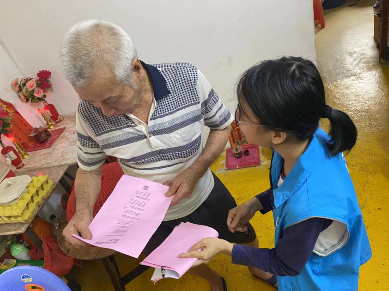 “雙百”社工為困難老人耐心講解安全避險知識,及時解答疑難.jpg