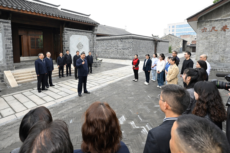 10月17日至18日，中共中央總書記、國家主席、中央軍委主席習近平在安徽考察。這是17日下午，習近平在安慶桐城市六尺巷考察時，同當地居民和游客親切交流。