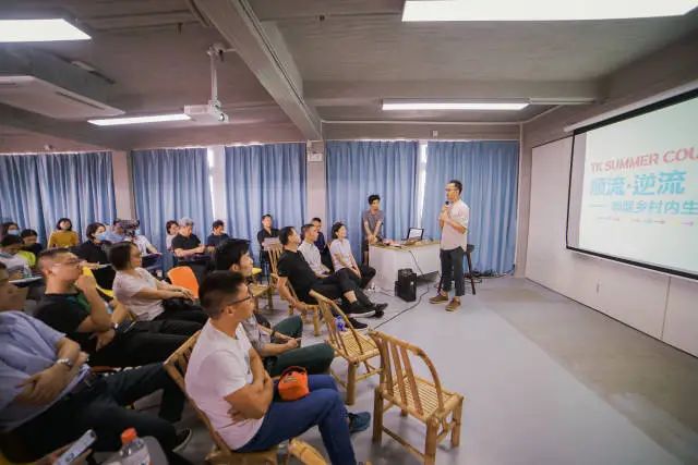 在塘口的外地青年一起開分享交流會。