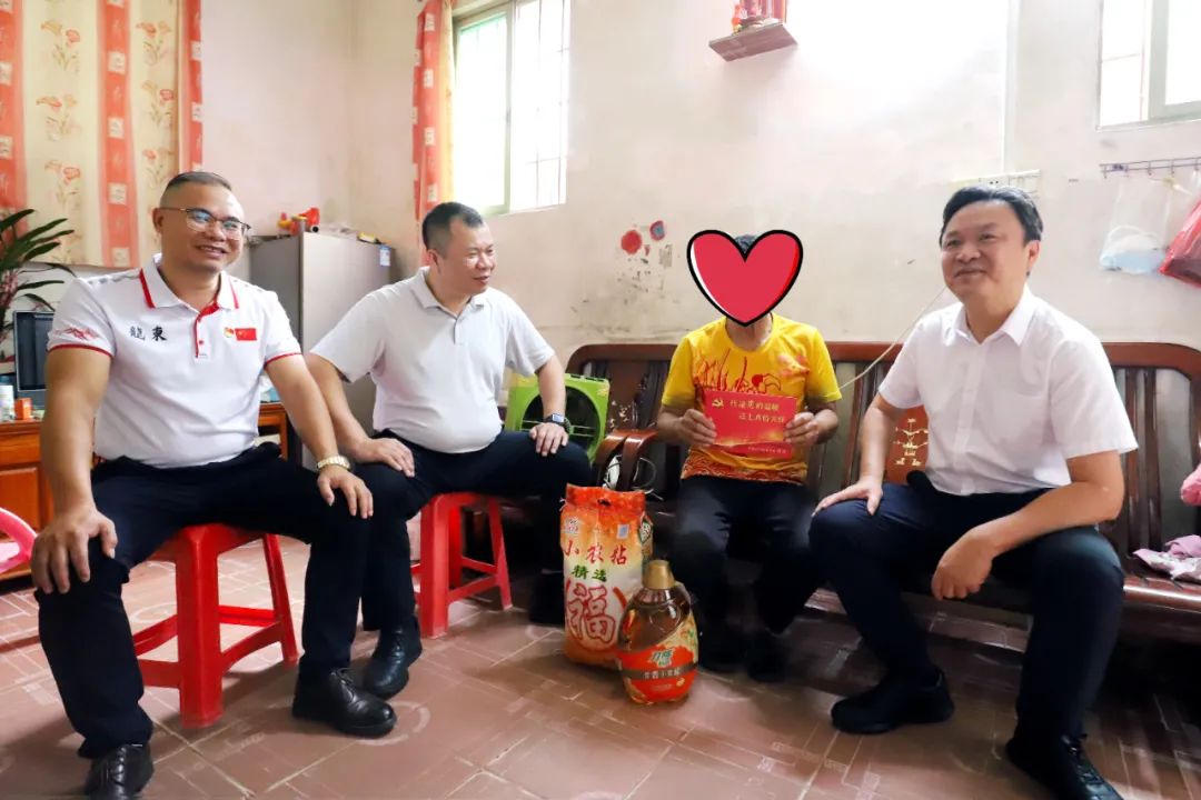 “七一”前夕，開平市領(lǐng)導(dǎo)到水口鎮(zhèn)走訪慰問困難黨員、老黨員