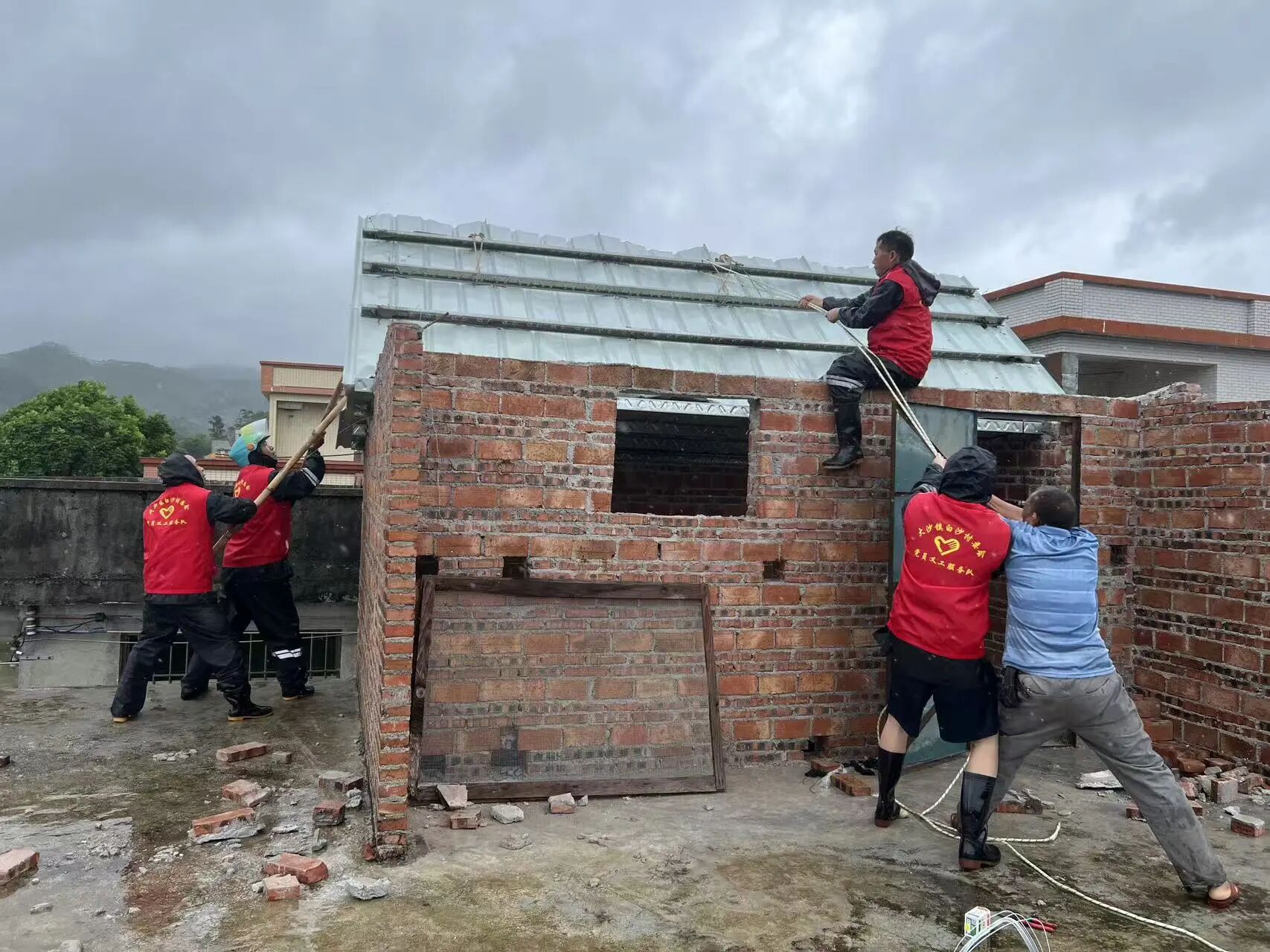 風(fēng)雨同舟筑防線！大沙鎮(zhèn)黨員干部全力防御臺風(fēng)“塔巴”