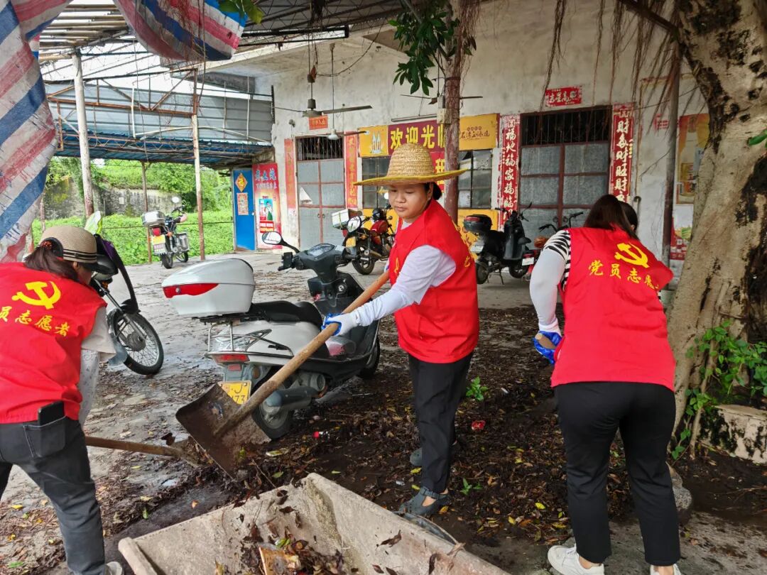 赤坎鎮干群攜手深入開展“兩清一滅”愛國衛生運動